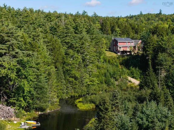 419 Lakewood Dr, Chester, NS B0J 1K0