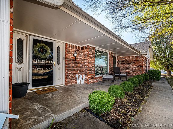 2nd image of 1438 Lakehurst Dr