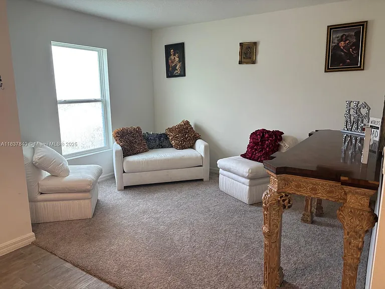 1073 SW Eureka Ave — Photo 7