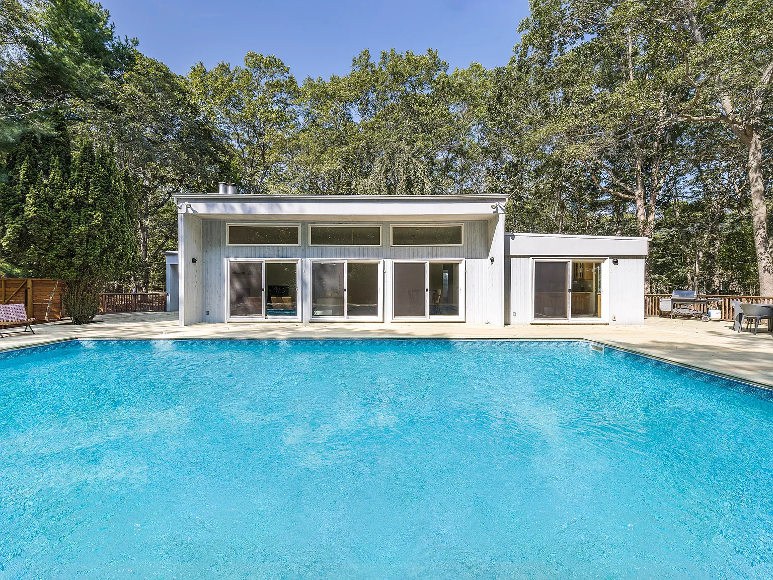 Immaculate and Private Modern Beach House Near the Harbor — Photo 2