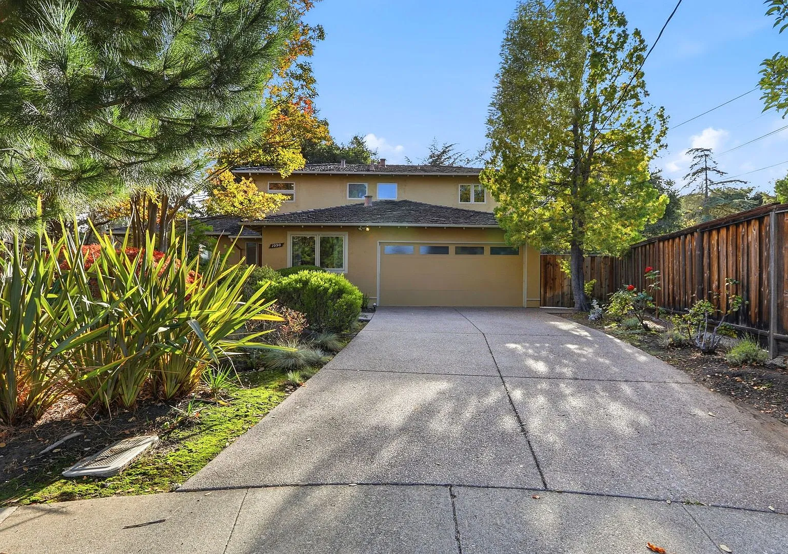 Beautiful 4-Bedroom 2.5 Bathroom Barron Park Home — Photo 1