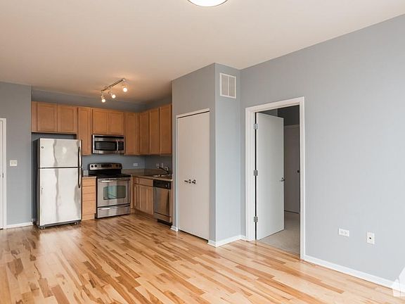4th image of 1 E 8th St #1003F