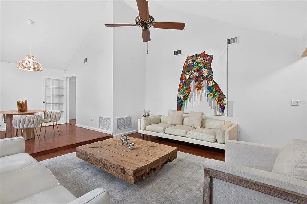 3 bed, 2.0 bath, 2118 sqft, $3,800 — Photo 2