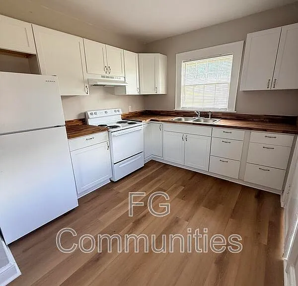 212 Main Ave E — Photo 4