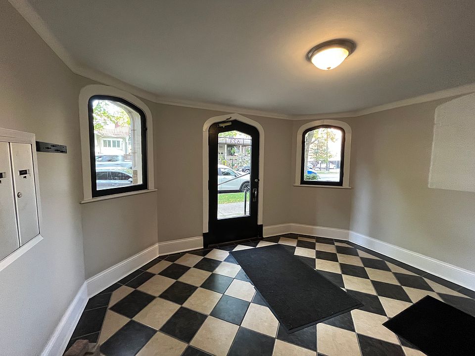 Lobby/Mailroom/Package room