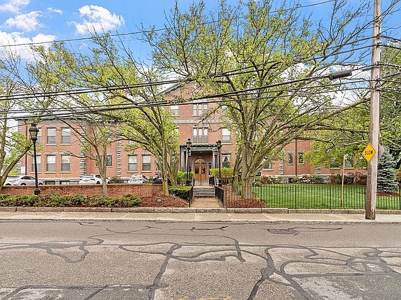 5th image of 94 Newbury Ave APT 401