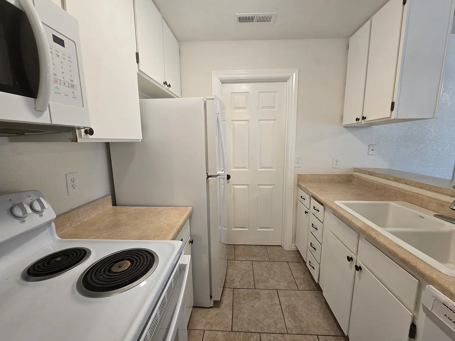 Echo Manor Apartments — Photo 3