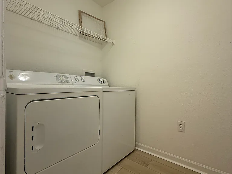Washer/Dryer included