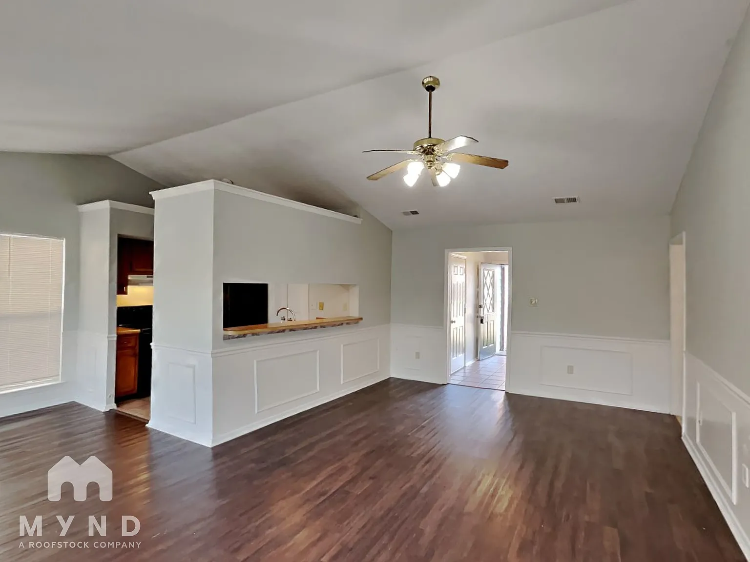 3 bed, 2.0 bath, 1200 sqft, $1,605 — Photo 3