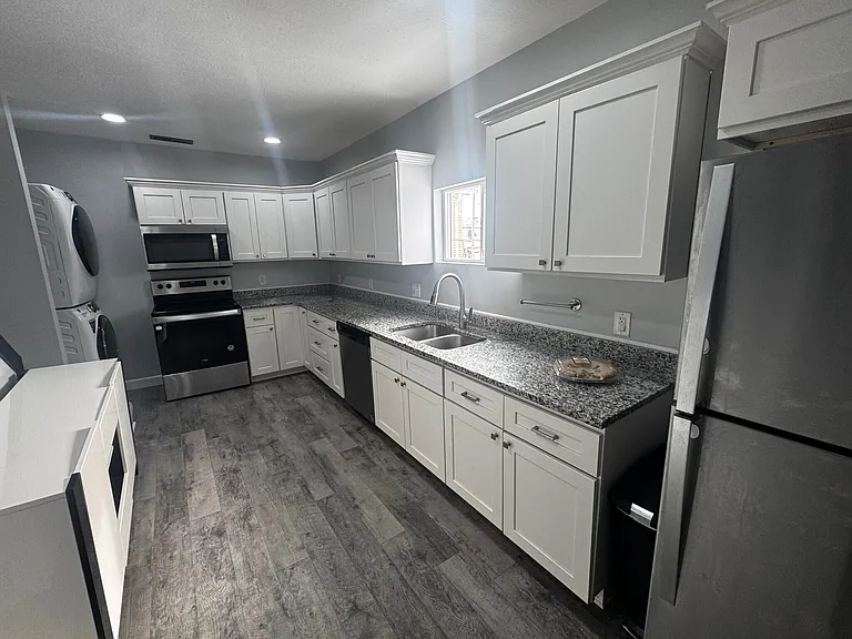 67 W 2nd St #B — Photo 2