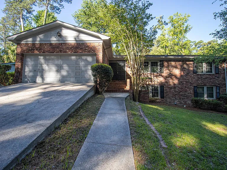 1110 Slann Dr — Photo 1