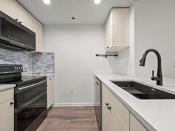 3rd image of 102 Christopher Columbus Dr APT 303