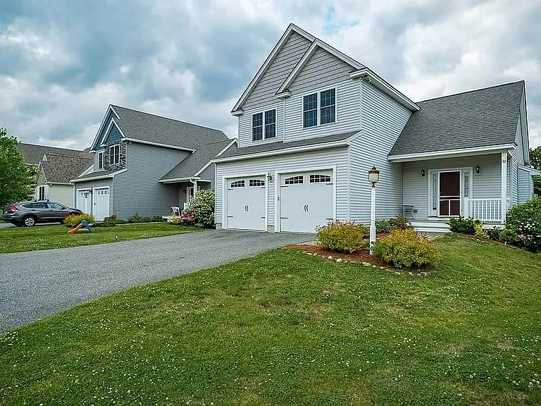 32 Empire Dr — Photo 2