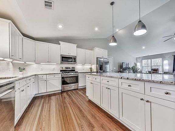 5th image of 1002 Brackett Rd