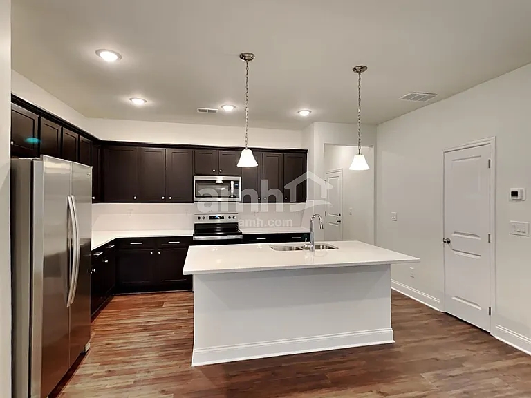 290 Willow Ln — Photo 3