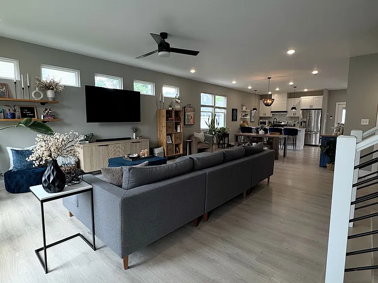 921 Laurel St — Photo 1