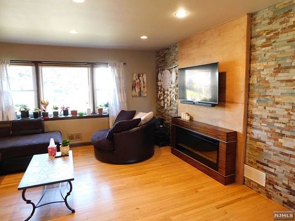 3rd image of 433 E Lincoln Ave