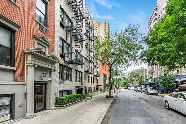 Rented by Anchor Associates | media 18