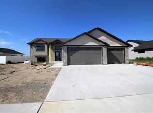 12 Scramble St, Minot, ND 58701