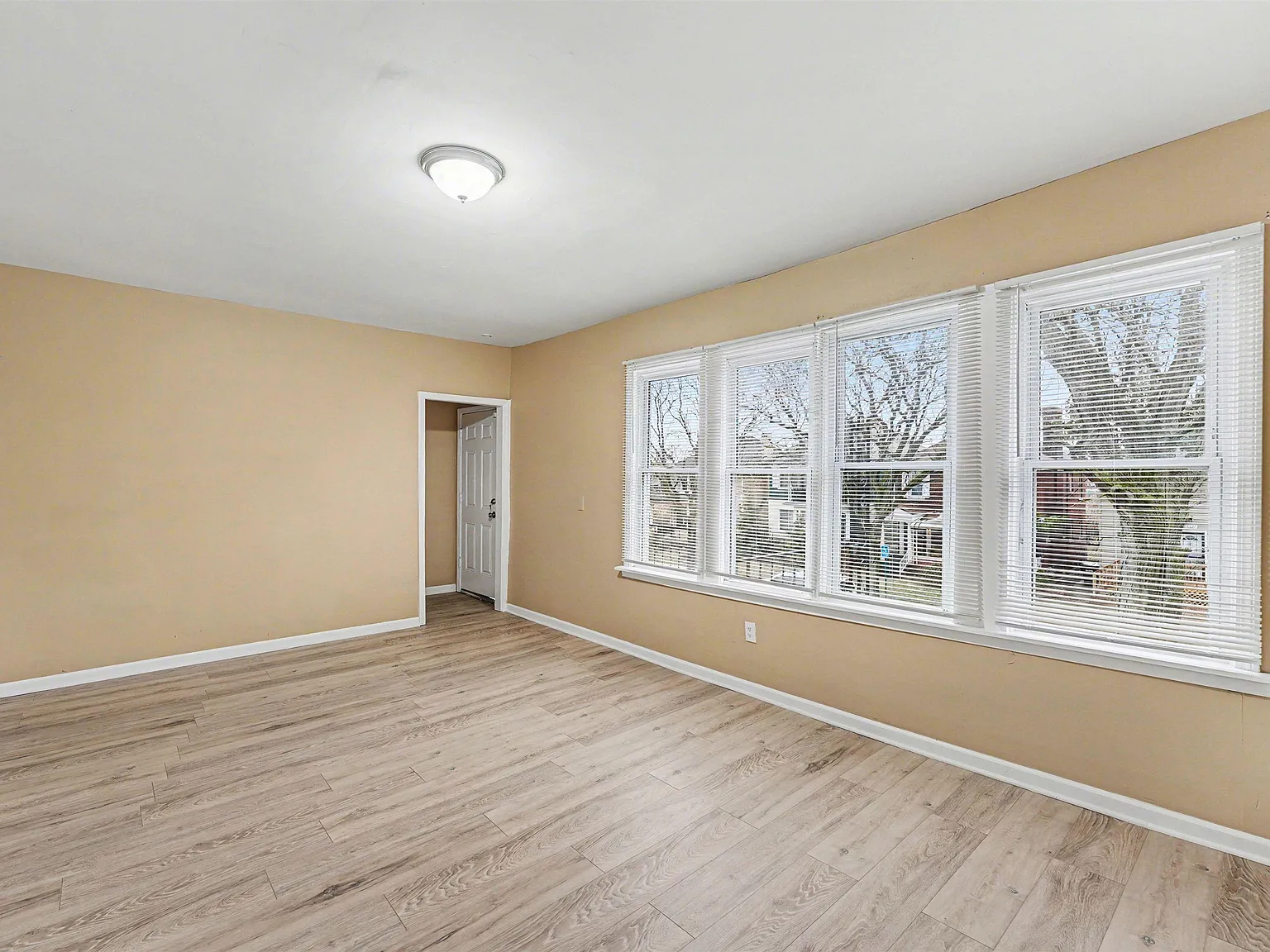 2 bed, 1.0 bath, 1050 sqft, $1,200 — Photo 3