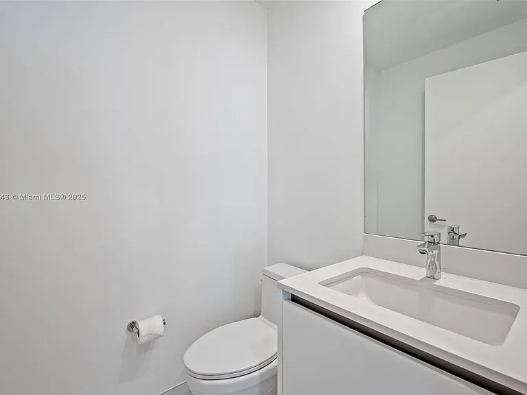900 N Ocean Blvd #1005 — Photo 32