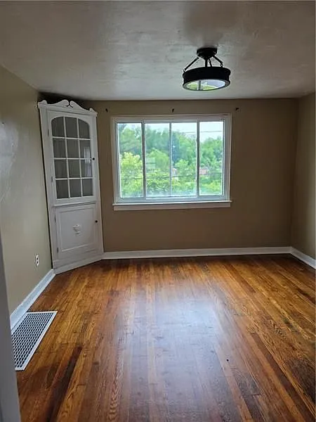 3 bed, 1.0 bath, 1100 sqft, $1,450 — Photo 3
