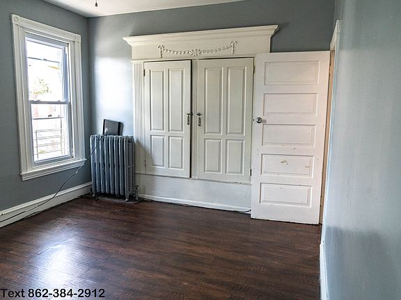 4th image of 923 Belmont Ave