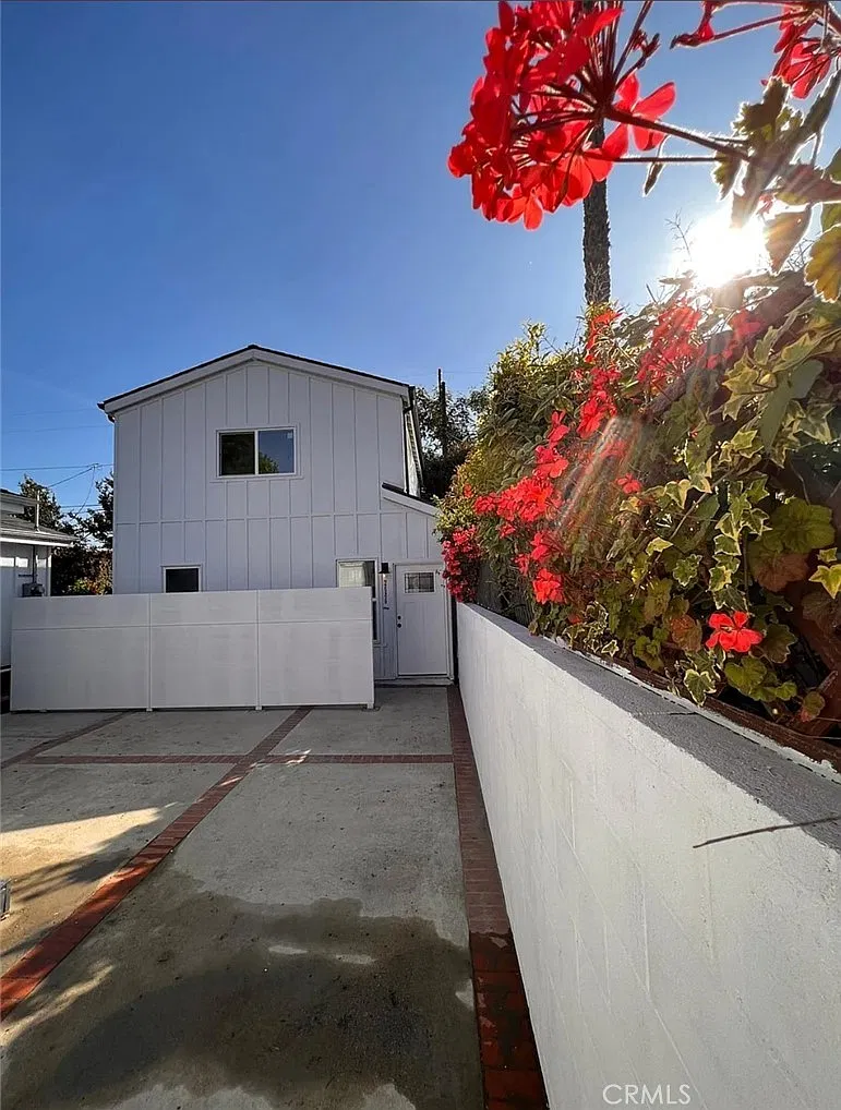 2 bed, 960 sqft, $3,499 — Photo 2