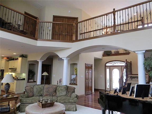 4th image of 345 Fountain Dr