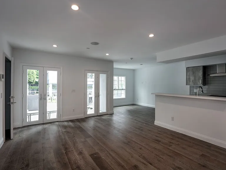 1105 Alta Loma Rd — Photo 12