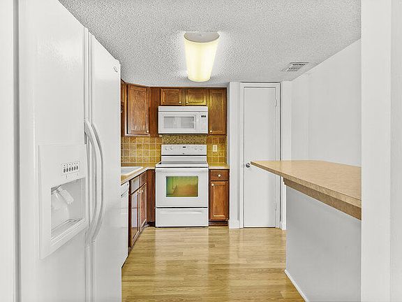 4th image of 28 Oakwood Park
