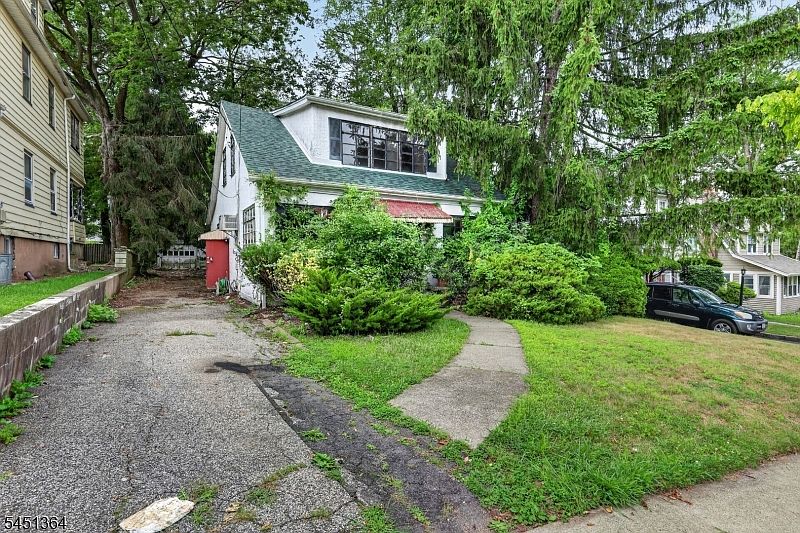 2nd image of 162 Bogert St