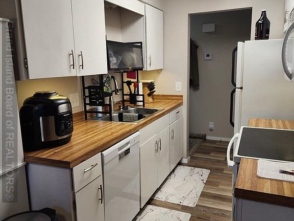 5th image of 3027 W Capital Ave Suite 27