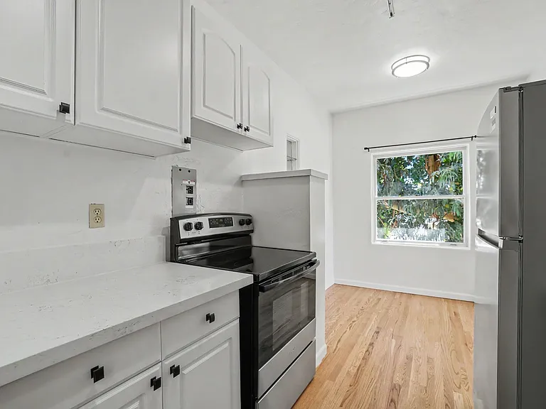 611 E 20th St #202 — Photo 1