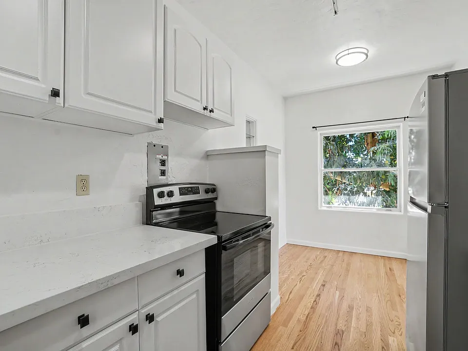 611 E 20th St #202