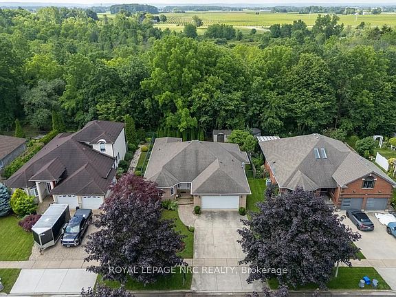 3rd image of 18 Harmony Dr