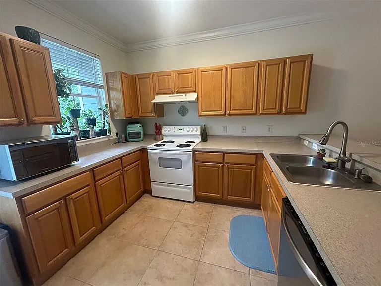 621 SW 10th St #203 — Photo 3