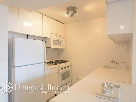 5th image of 155 W 70th St #Penthouse 4d