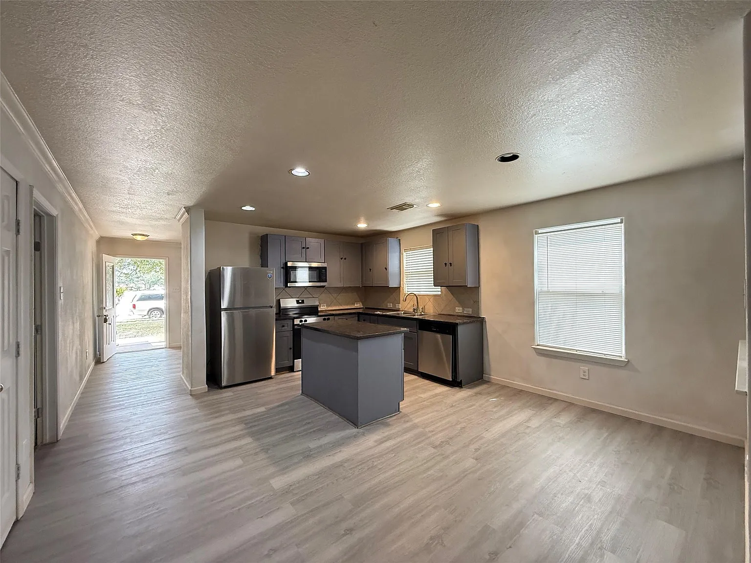 4 bed, 2.5 bath, 2265 sqft, $2,200 — Photo 3