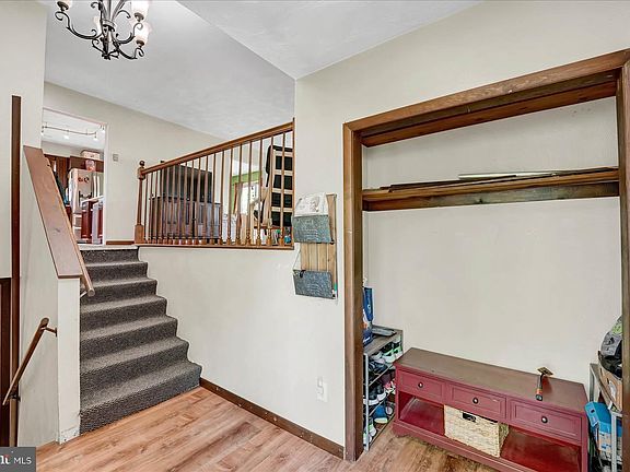 3rd image of 202 Pickwick Ave