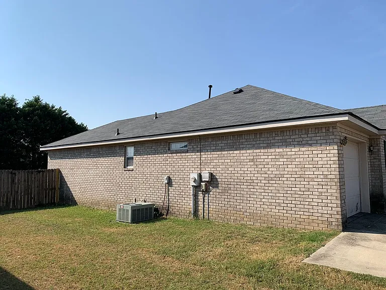 225 Taylor Cir — Photo 2