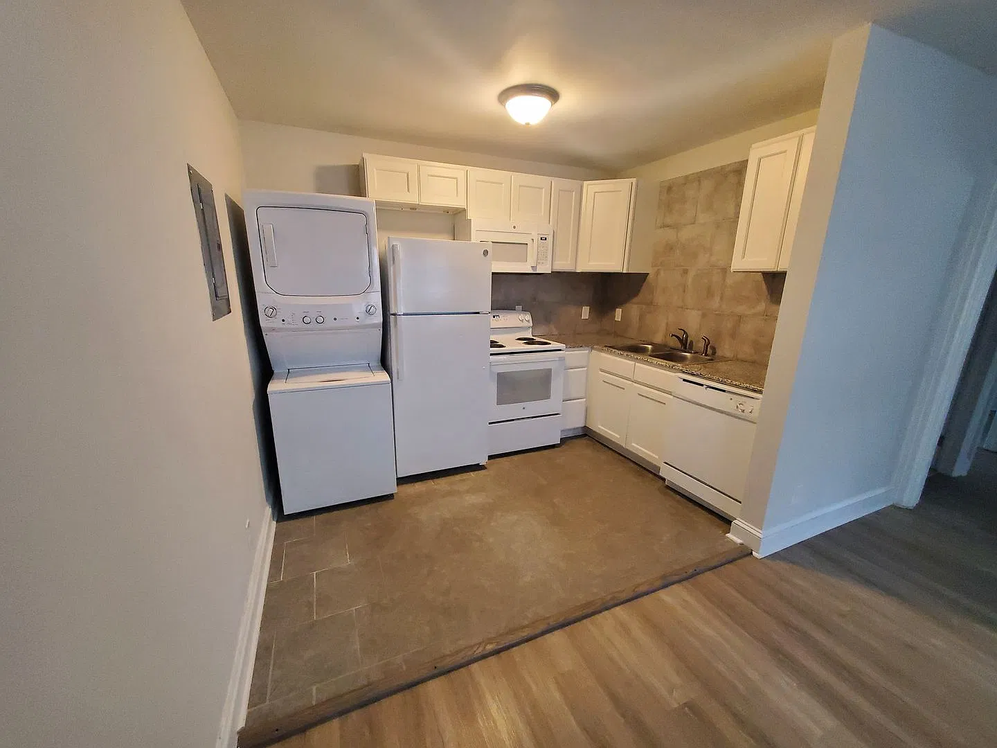 214-1 Woodrow St ~ Haymount ~ Price Drop ~ 2 Weeks Free — Photo 4