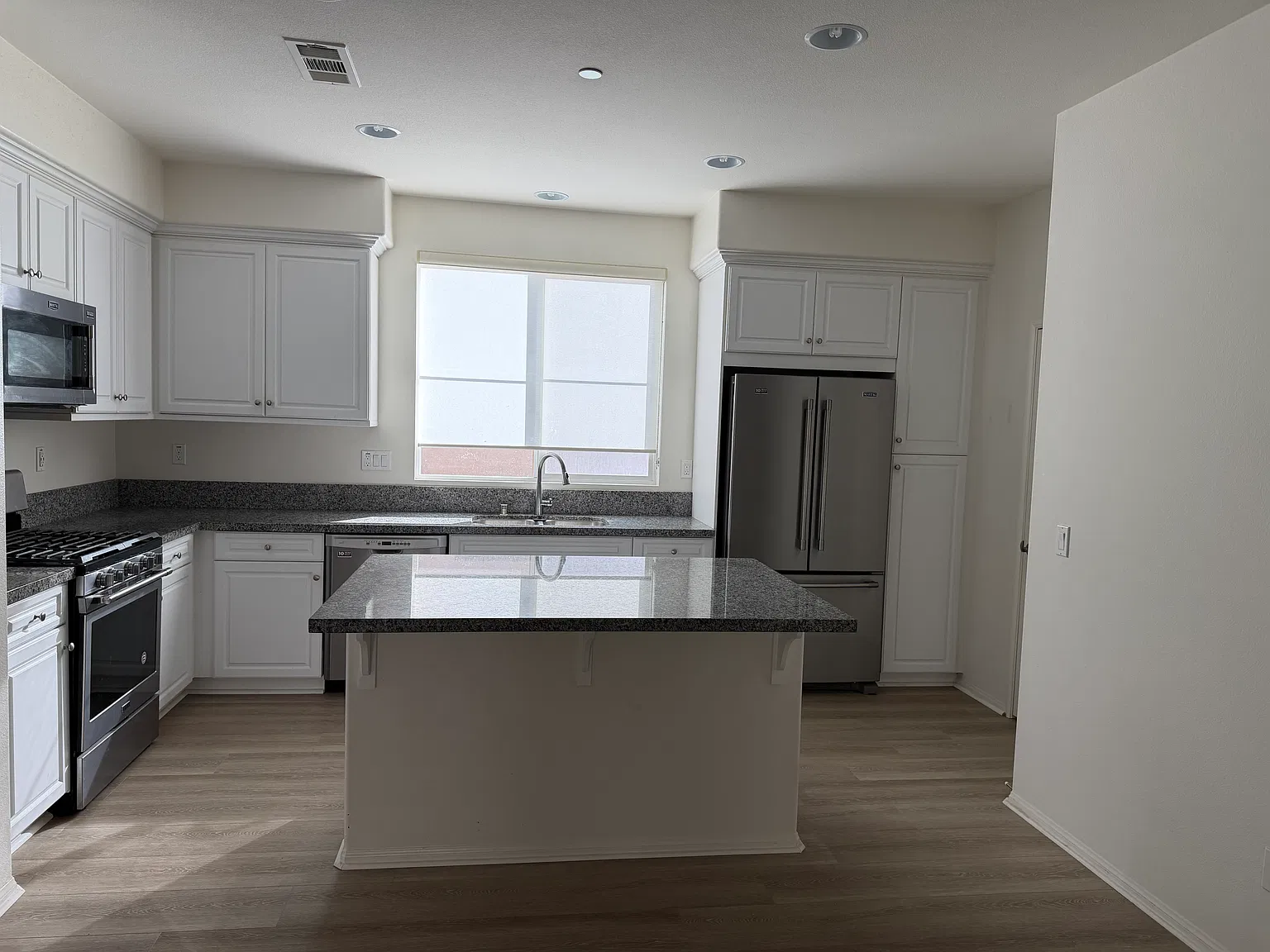 3 bed, 1499 sqft, $3,350 — Photo 2