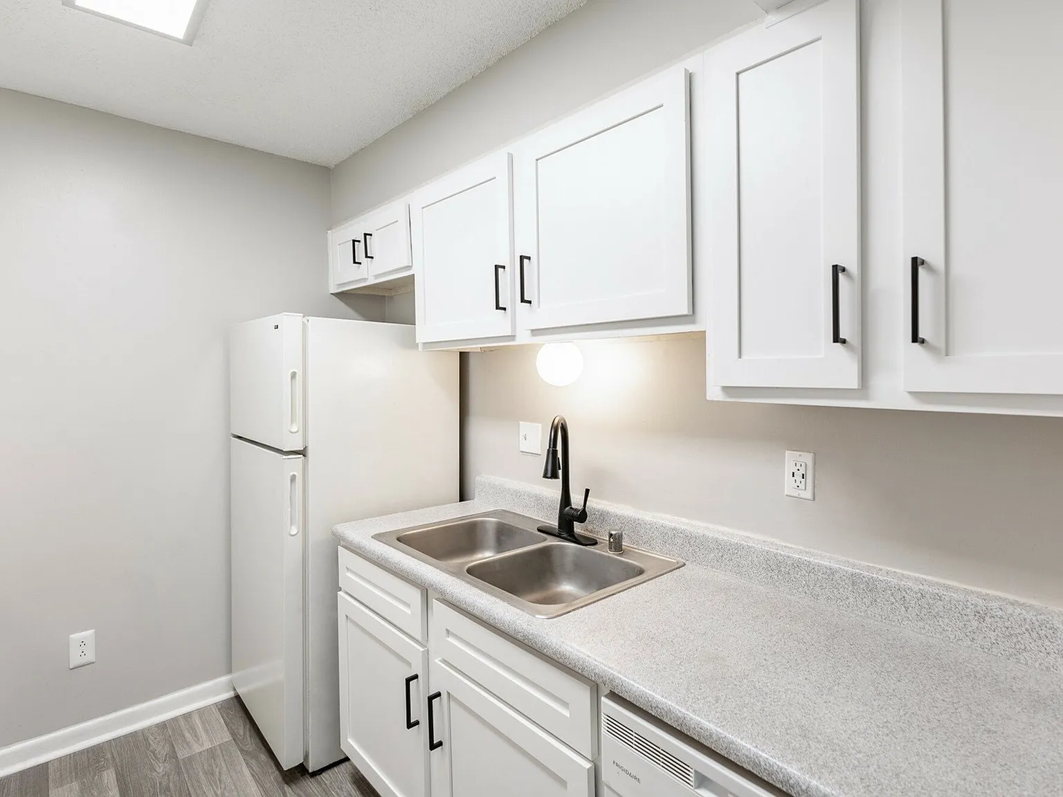 Raintree Village Apartments — Photo 2