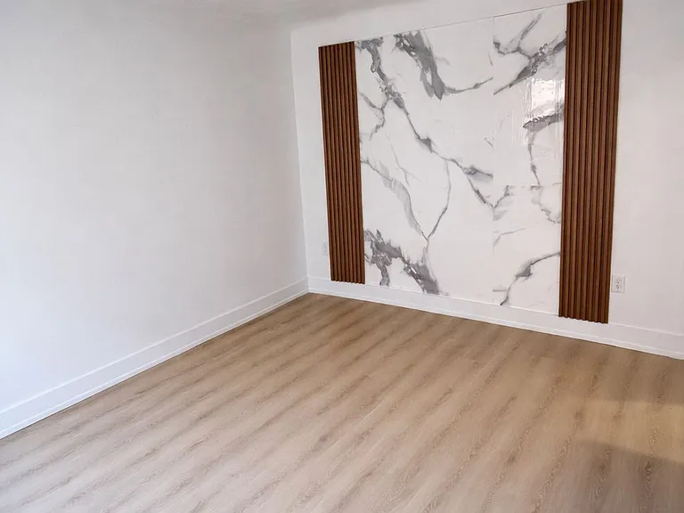 1024 King St E #3 — Photo 3