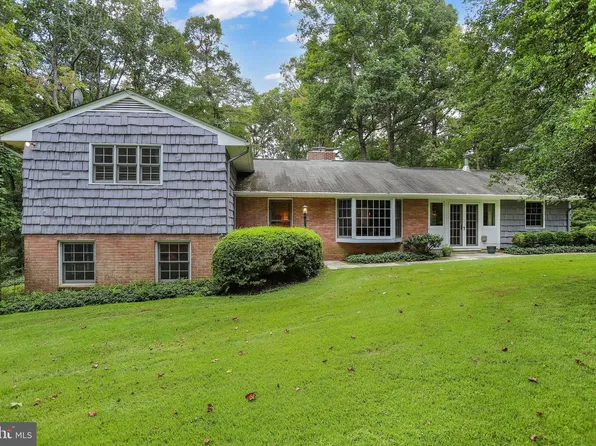 1075 Manning St, Great Falls, VA 22066