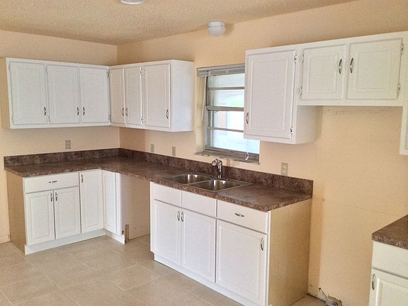 4th image of 230 SE Thornhill Dr