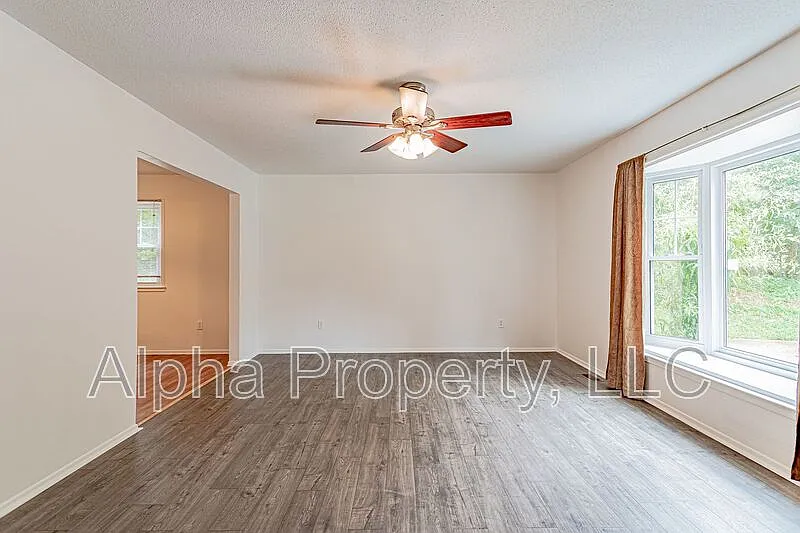 3 bed, 2.0 bath, 1672 sqft, $1,800 — Photo 4