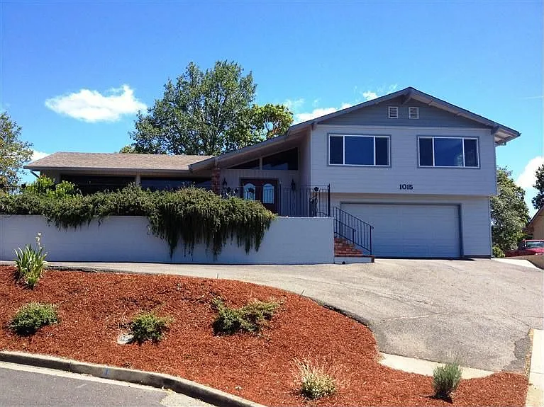 1015 NW Starlite Pl photo 1