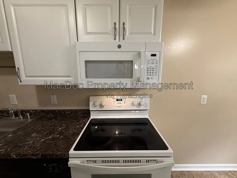 14611 Earlham Ct — Photo 11